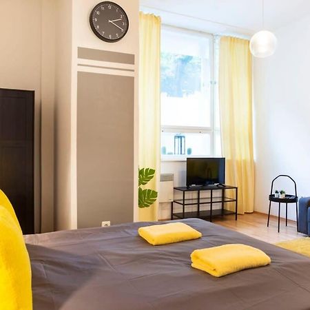 Cozy 2 Room Apartment Next To Hermannstrasse Berlin Bagian luar foto