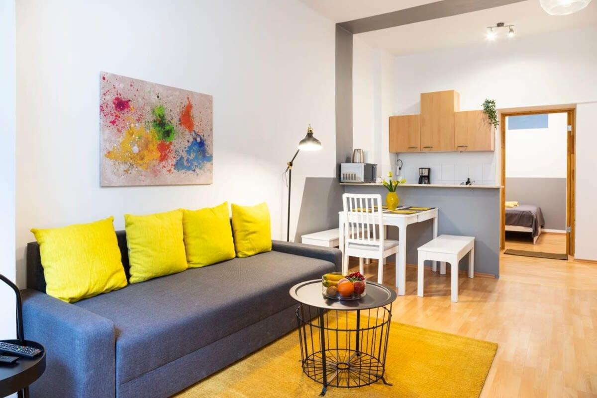 Cozy 2 Room Apartment Next To Hermannstrasse Berlin Bagian luar foto