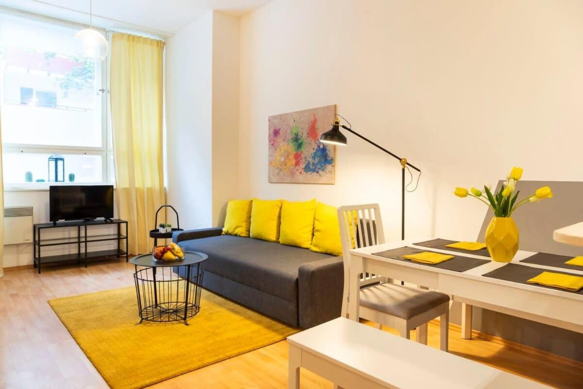 Cozy 2 Room Apartment Next To Hermannstrasse Berlin Bagian luar foto