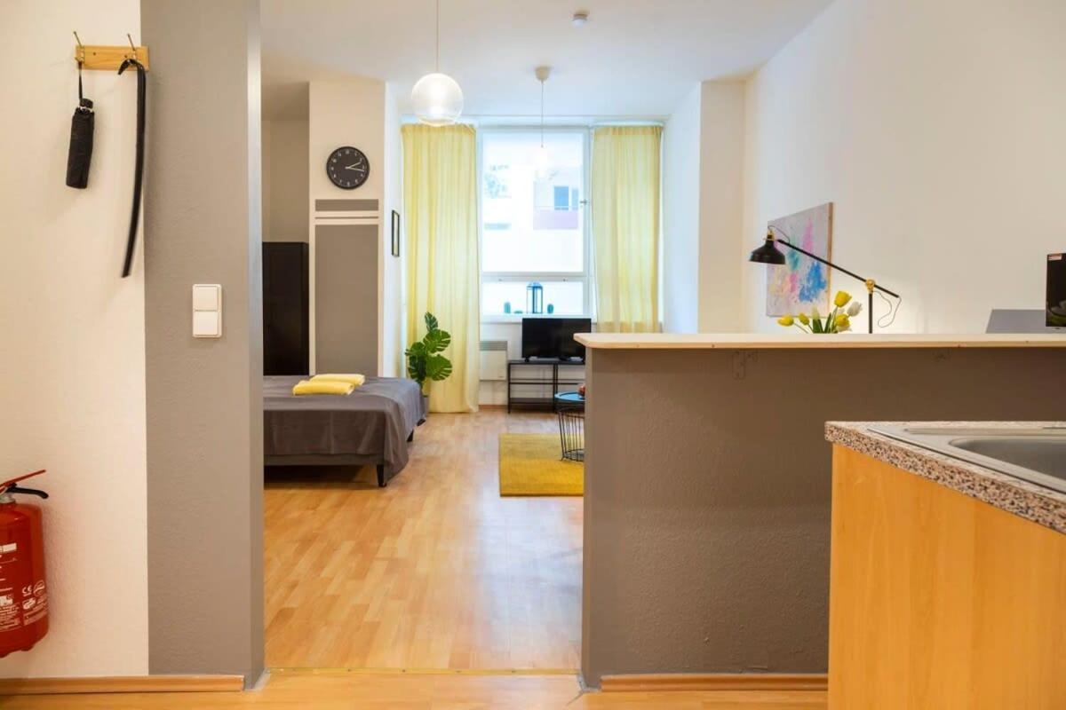 Cozy 2 Room Apartment Next To Hermannstrasse Berlin Bagian luar foto