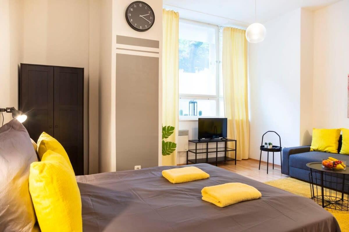 Cozy 2 Room Apartment Next To Hermannstrasse Berlin Bagian luar foto