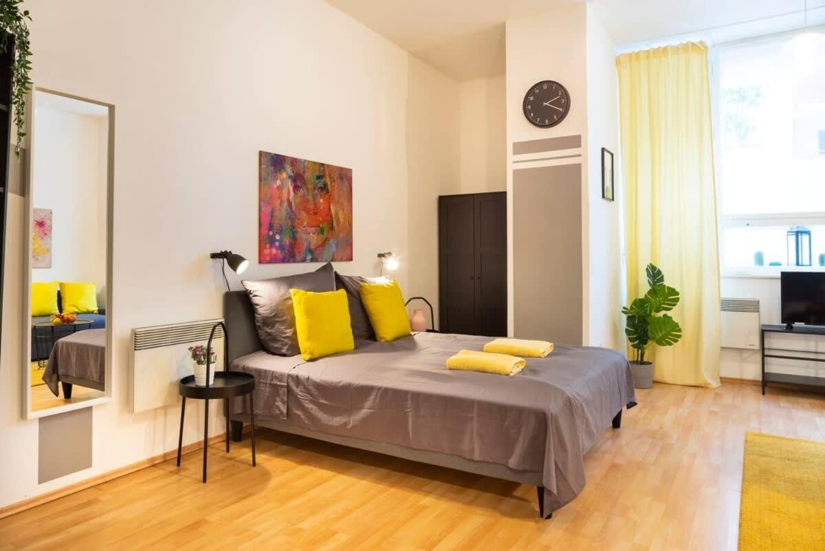 Cozy 2 Room Apartment Next To Hermannstrasse Berlin Bagian luar foto