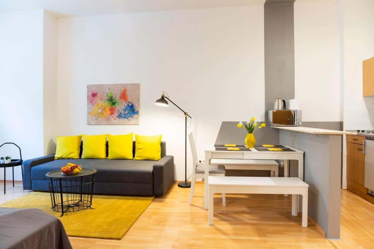 Cozy 2 Room Apartment Next To Hermannstrasse Berlin Bagian luar foto