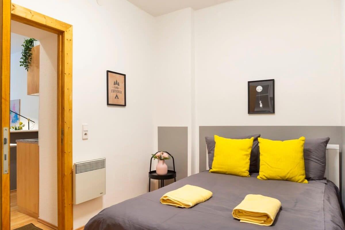 Cozy 2 Room Apartment Next To Hermannstrasse Berlin Bagian luar foto
