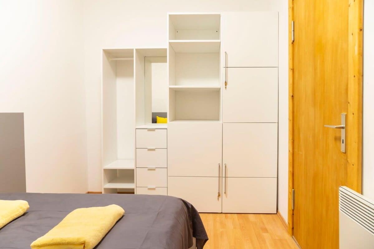 Cozy 2 Room Apartment Next To Hermannstrasse Berlin Bagian luar foto