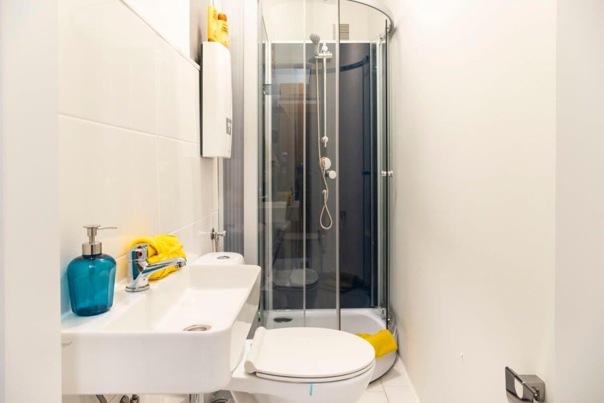 Cozy 2 Room Apartment Next To Hermannstrasse Berlin Bagian luar foto