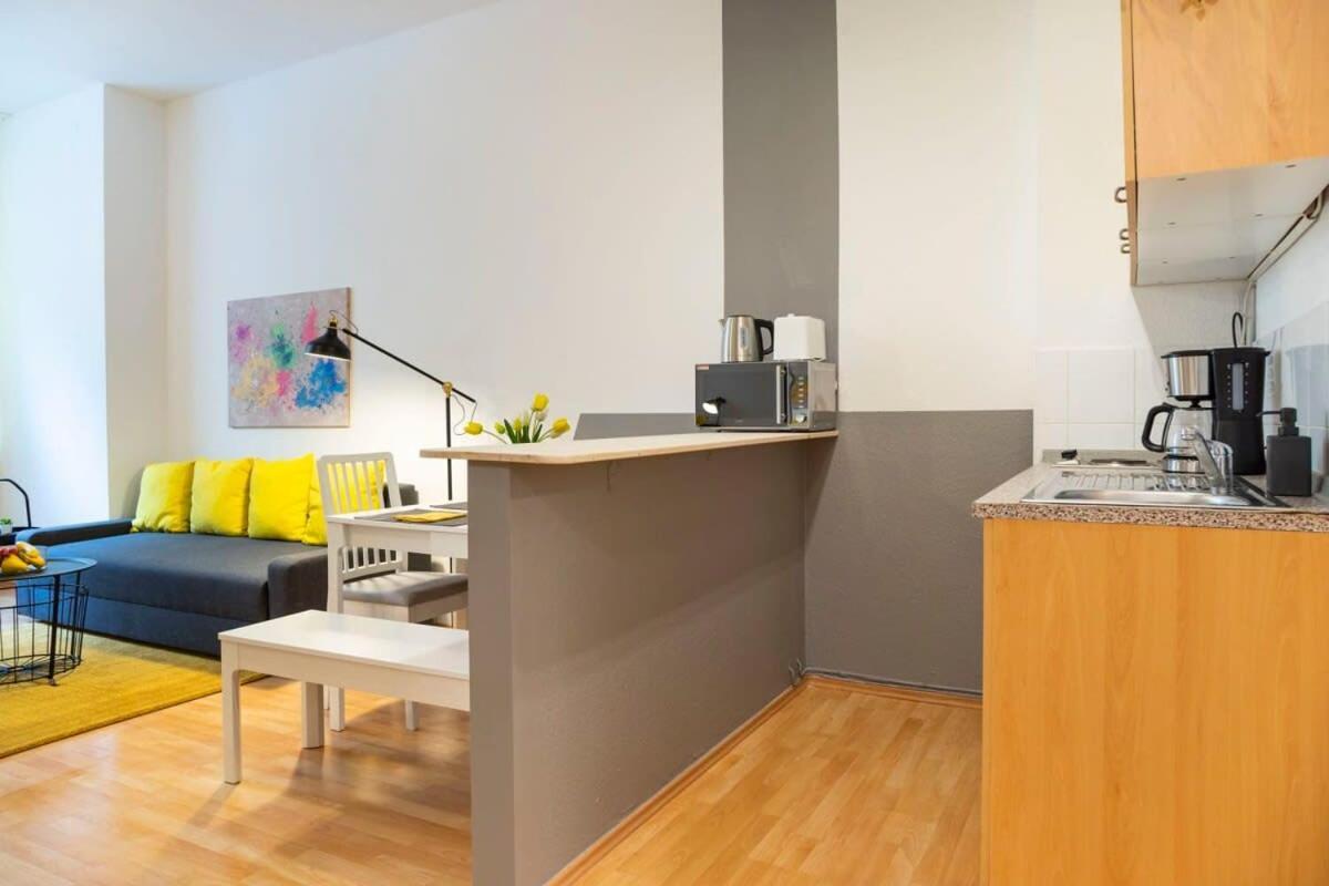 Cozy 2 Room Apartment Next To Hermannstrasse Berlin Bagian luar foto