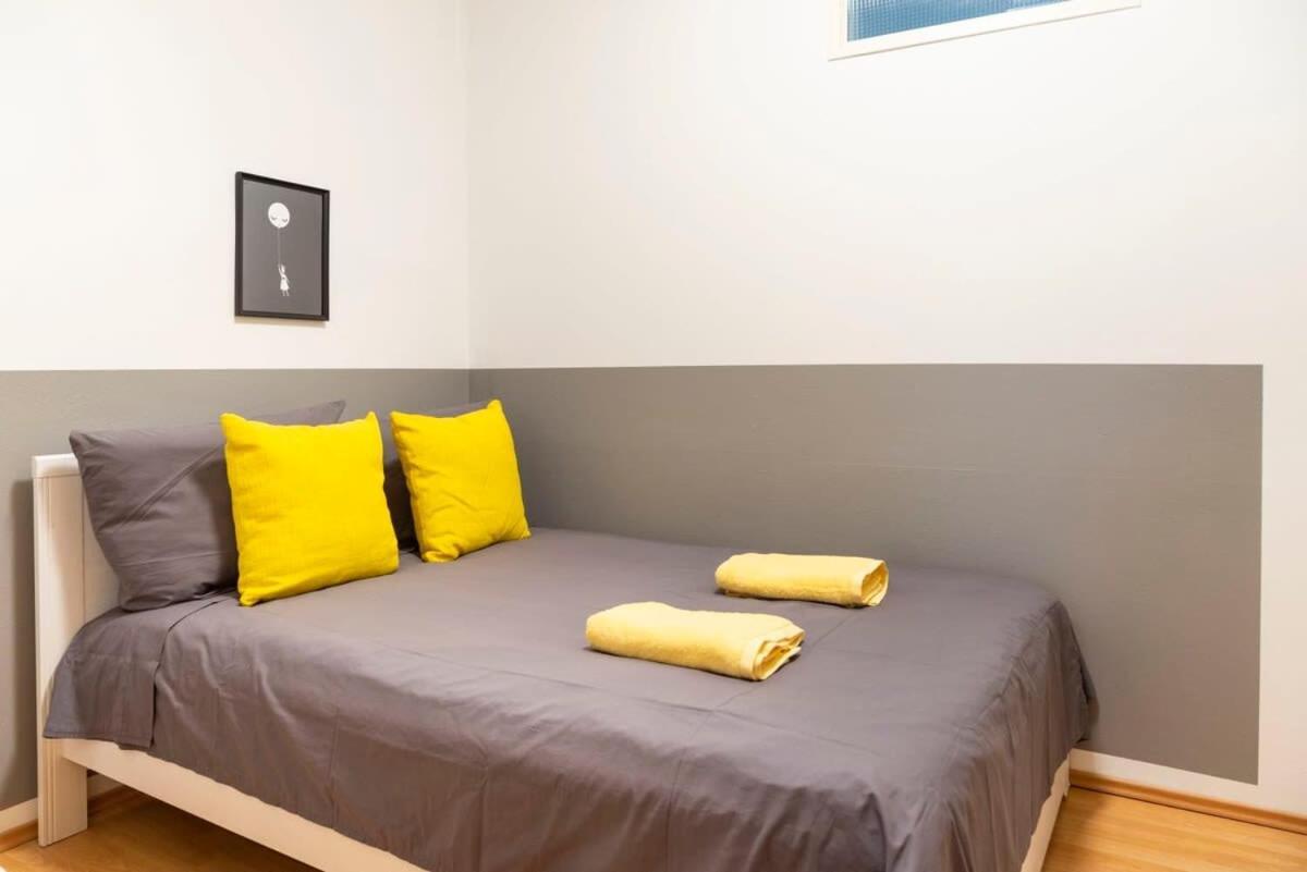 Cozy 2 Room Apartment Next To Hermannstrasse Berlin Bagian luar foto